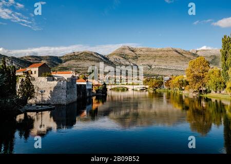 Fluss Trebišnjica - Altstadt von Trebinje Bosnien Stockfoto