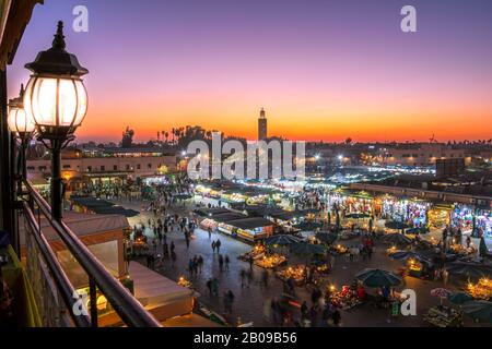 Jama-El-Fna-Marktplatz mit Koutoubia-Moschee, Marrakesch, Marokko, Nordafrika