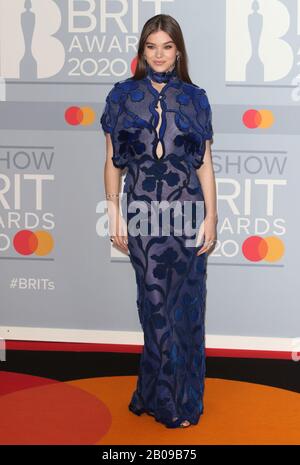 Hailee Steinfeld nimmt an den 40. Brit Awards Red Carpet Ankünfte in Der O2 Arena in London. Stockfoto