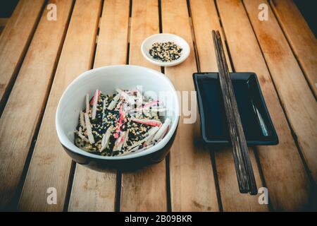Sunomono - ein traditioneller japanischer Gurkensalat mit Sesamsamen und Kanikamakrabben Stockfoto