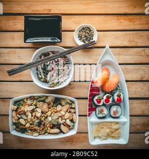 Traditionelle japanische Küche mit Sonnenomono, Sushi und Yakisoba. Stockfoto