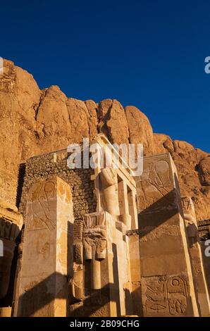 ÄGYPTEN, NILFLUSS, IN DER NÄHE VON LUXOR, TEMPEL DER HATSCHEPSUT, KAPELLE VON HATHOR Stockfoto