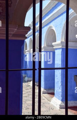 Blauer Hof in der Kathedrale santa catalina in arequipa, peru-kloster Santa Catalina Stockfoto