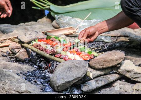 Einfacher Grill im Freien, grill beim Camping Stockfoto