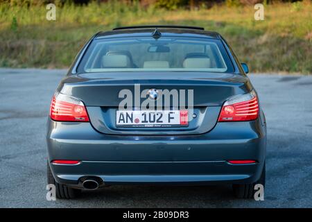 Cluj-Napoca, Cluj/Rumänien-09.15.2019-Leichtmetallfelgen, Sondermodell, 17 Zoll, montiert auf einer wunderbaren BMW 5er Serie Stockfoto