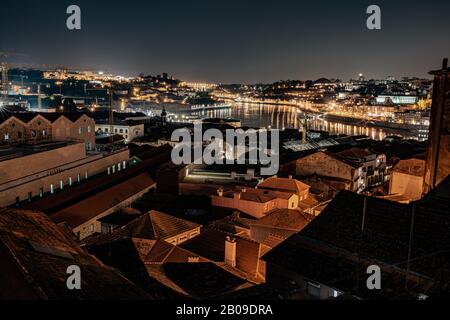 Abendfoto von Porto aus Vila Nova de Gaia in Portugal Stockfoto