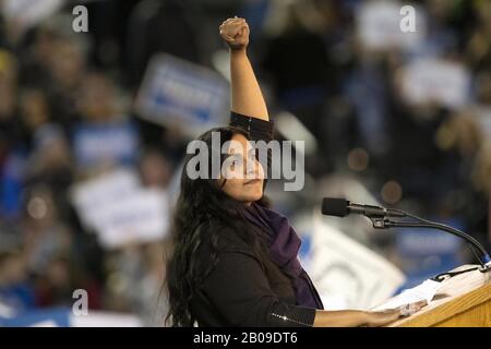 Februar 2020, Tacoma, Washington, U.S: Stadtratsmitglied von Seattle, Kshama Sawant, revanchiert die Menge bei einer Kundgebung für den demokratischen Präsidentschaftskandidaten Sen. Bernie Sanders im Tacoma Dome in Tacoma, Washington am 17. Februar 2020. Sawant ist Mitglied der Sozialistischen Alternativpartei und ausgesprochener Aktivist zur Besteuerung großer Unternehmen in Seattle, insbesondere Amazon. (Bild: © Karen Ducey/ZUMA Draht) Stockfoto