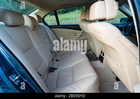 Cluj-Napoca, Cluj/Rumänien-09.14.2019-Lederpolster werden in einem luxuriösen und gepflegten BMW 5er aus dem Jahr 2008 hergestellt Stockfoto