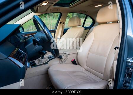 Cluj-Napoca, Cluj/Rumänien-09.14.2019-Lederpolster werden in einem luxuriösen und gepflegten BMW 5er aus dem Jahr 2008 hergestellt Stockfoto