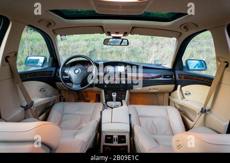 Cluj-Napoca, Cluj/Rumänien-09.14.2019-Lederpolster werden in einem luxuriösen und gepflegten BMW 5er aus dem Jahr 2008 hergestellt Stockfoto
