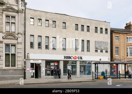 Rugby, Warwickshire, Großbritannien, Februar 2020: Eine Einzelhandelsfiliale der HSBC UK, einer Clearingbank, deren Sitz in Birmingham liegt. Stockfoto