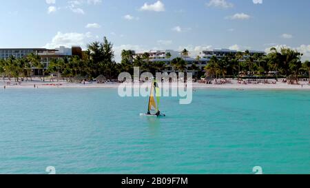 Segeln in der Karibik vor den Ufern von Punta Cana, Dominikanische Republik, Luxus-Urlaub und Urlaubsort im Hintergrund, mit weißem Sand Stockfoto