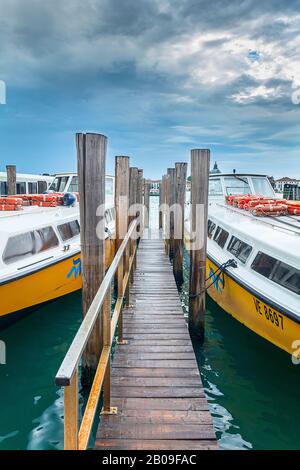 Venedig, Italien - 01.10.2018: Anlegeplatz für Gondeln und Boote in Venedig Stockfoto