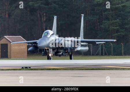 F-15E mit dem Taxi zur Landebahn, zu sehen auf RAF Lakenheath, Suffolk, Großbritannien. Am 13. Februar 2020. Stockfoto
