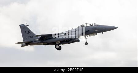 McDonnell Douglas F-15E Strike Eagle on Final Approach, zu sehen in RAF Lakenheath, Suffolk, Großbritannien. Am 13. Februar 2020. Stockfoto