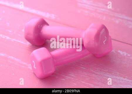 Nahaufnahme der pinkfarbenen Hanteln auf dem Tisch Stockfoto