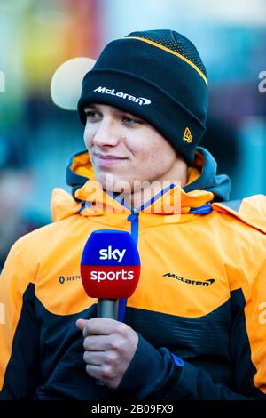 Februar 2020; Circuit De Barcelona, Barcelona, Katalonien, Spanien; Formel-1-Vorsaisontests; Lando Norris vom Mclaren Formel-1-Team spricht während der Formel-1-Testtage auf dem Circuit de Catalunya mit den Medien Stockfoto