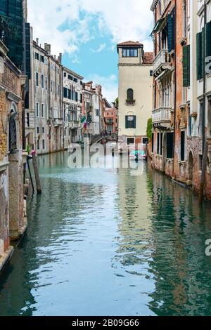 Venedig, Italien - 01.10.2018: die malerischen Blick auf Venedig mit berühmten Wasser Kanal und bunten Häusern. Herrliche morgen Szene in Italien, Europa. Stockfoto