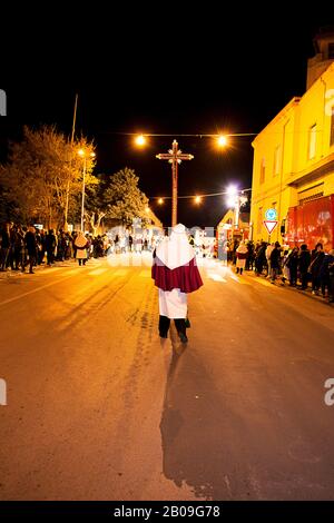 Enna, Sizilien, Italien 25. März 2016 - Religionsparade, in der Stadt Enna, Sizilien, zum Heiligen Ostern, das durch den Nachmittag und die Nacht dauert. Stockfoto