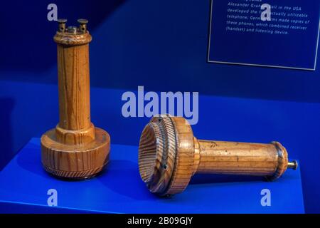 Deutsche Kopie der Glockentelefone im Museum für Kommunikation (Teil des Verkehrsmuseums Nürnberg), Nürnberg, Deutschland. Stockfoto