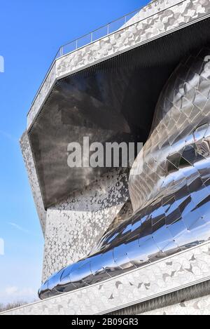 Architektonisches Design der "Philharmonie de Paris", einer kulturellen Einrichtung im Parc de la Villette, 19. Bezirk, Paris, FRANKREICH. Stockfoto