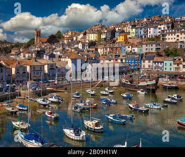 GB - DEVON: Dorf Brixham und belebtes Hafengebiet (HDR-Image) Stockfoto