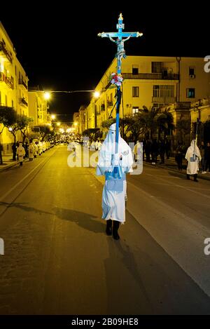 Enna, Sizilien, Italien 25. März 2016 - Religionsparade, in der Stadt Enna, Sizilien, zum Heiligen Ostern, das durch den Nachmittag und die Nacht dauert. Stockfoto