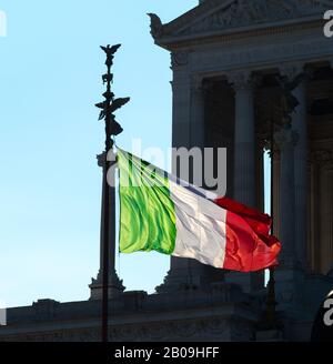ROM, Italien - 03. Oktober 2018: Italienische Staatsflaggen auf dem Denkmal für Victor Emenuel II, in Rom, Italien Stockfoto