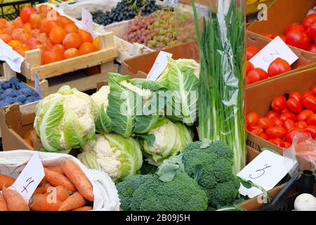 Gemüse wird auf der bauernmesse im mittelmeer verkauft. Gesunder lokaler Lebensmittelmarkt. Brokkoli, Blumenkohl, Tomaten, grüne Zwiebeln, Karotten, Persifon, Trauben Stockfoto