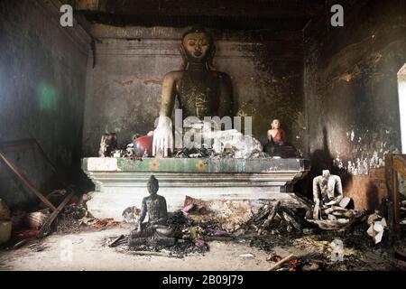 Beschädigte Statuen in einem buddhistischen Tempel, der am 30. September 2012 von einem örtlichen muslimischen Mob in Ramu, Cox's Bazar, getorkt wurde. Ausgelöst wurde der Angriff durch ein Foto eines verbrannten Quran, das auf Facebook von einem Mann veröffentlicht wurde, der angeblich ein lokaler Buddhist war. Mindestens 10 buddhistische Tempel und 40 buddhistische Häuser wurden bei dem Vorfall verbrannt. Ramu, Cox's Bazar, Bangladesch. Oktober 2012. Stockfoto