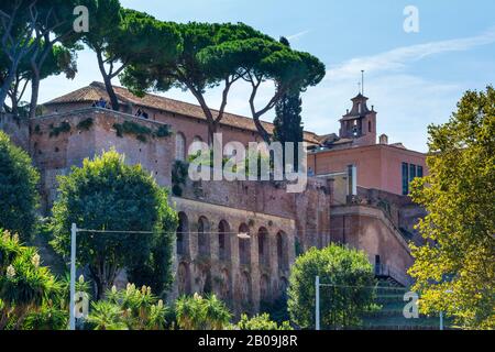 ROM, Italien - 03. Oktober 2018: Blick auf die Basilika Santa Sabina all'Aventino in Rom Stockfoto