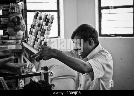 Kumar macht eine Runde Sieg, nachdem er einen Abakus beendet hat, in der Parents Association of Persons with Cerebral Palsy and Associated Disorders (PAPCP) in Bangalore, Indien. Januar 2009. Eines der Bilder aus der Fotogeschichte Cerebral Palsy von Ayush Ranka. Stockfoto