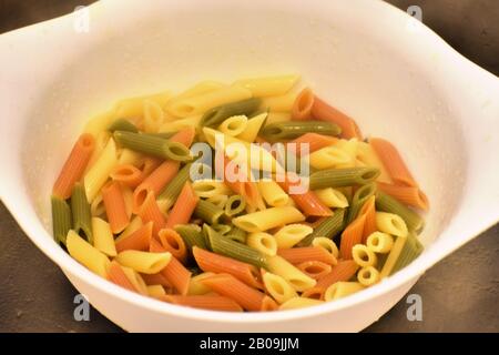 Leckere dreifarbige Penne Nudelgerichte Stockfoto