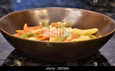 Leckere dreifarbige Penne Nudelgerichte Stockfoto