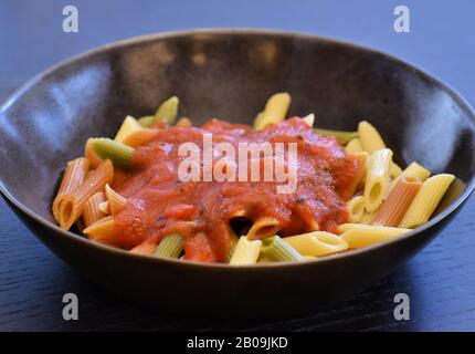 Leckere dreifarbige Penne Nudelgerichte Stockfoto