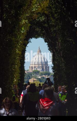 Rom, Italien, 03.Oktober, 2018: ein besonderer Blick auf die Kuppel von St. Peter (Vatikanstadt - Rom). An der Piazza Cavalieri di Malta gibt es die Villa del Prio Stockfoto