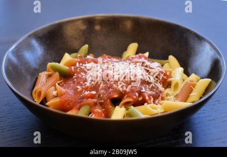 Leckere dreifarbige Penne Nudelgerichte Stockfoto