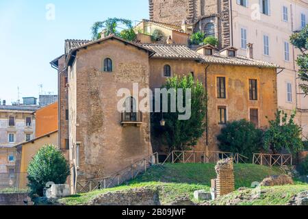 ROM, Italien - 03. Oktober 2018: Schöne alte Gebäude Roms in der Nähe des Templi di Apollo Sosiano e di Bellona Stockfoto