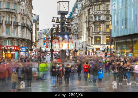 West End, London, Großbritannien. Feb. 2020. Touristen am Piccadilly Circus machen das Wetter am meisten. Touristen und Londoner machen an einem nassen, aber milden Tag im Londoner West End die meisten kurzen Regenlücken. Kredit: Imageplotter/Alamy Live News Stockfoto