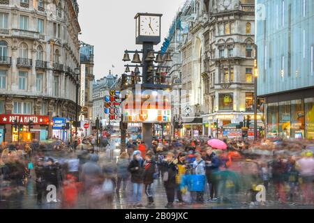 West End, London, Großbritannien. Feb. 2020. Touristen nutzen das Wetter am Leicester Square in London optimal. Touristen und Londoner genießen die kurzen Regenlücken an einem nassen, aber milden Tag im Londoner West End. Kredit: Imageplotter/Alamy Live News Stockfoto