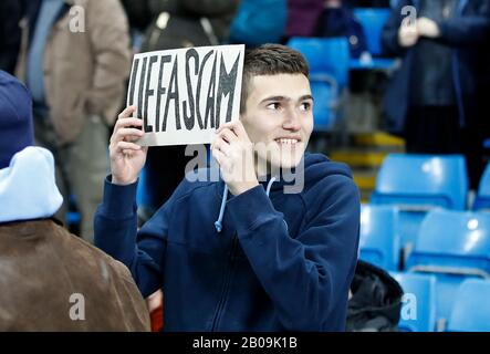 Ein Fan von Manchester City hält vor dem Spiel der Premier League im Etihad Stadium, Manchester, ein Schild mit der Bezeichnung "UEFA-BETRUG" auf den Tribünen. Stockfoto