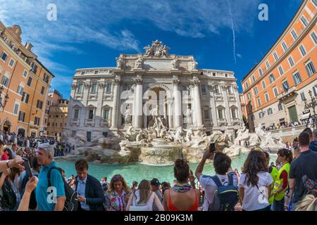 Rom, Italien, 03.Oktober, 2018: Trubel und Spaß rund um den Trevi-Brunnen in Rom Stockfoto