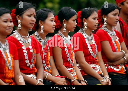 Eine Gruppe von Frauen aus der Garo-Gemeinschaft in traditionellen Kleidern und Verzierungen, bei einem Programm, das den Internationalen Tag der Ureinwohner der Welt markiert, am Central Language Martyr-Denkmal (Central Shaheed Minar in Bangla) in Dhaka, Bangladesch. August 2010. Stockfoto