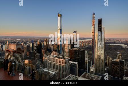 New YORK CITY, New York - FEBRUAR, 03: Fantastischer Panoramablick auf die Skyline von New York und Wolkenkratzer bei Sonnenuntergang am 03. Februar 2020 in New York City. Stockfoto