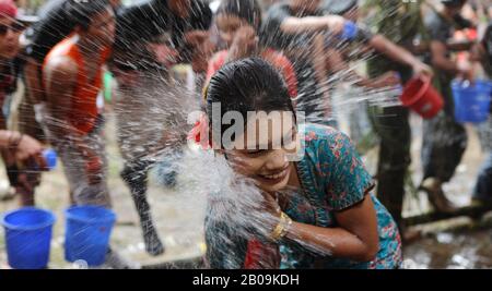 Junge Rakhain-Frauen genießen während des Wasserfestes in Cox's Bazar, Bangladesch. April 2010. Stockfoto