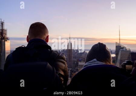 New YORK CITY, New York - FEBRUAR, 03: Fantastischer Panoramablick auf die Skyline von New York und Wolkenkratzer bei Sonnenuntergang am 03. Februar 2020 in New York City. Stockfoto