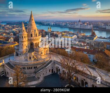 Budapest, Ungarn - Der Hauptturm der berühmten Fischerbastei (Halaszbastya) von oben mit Parlamentsgebäude und Donau im Hintergrund Stockfoto