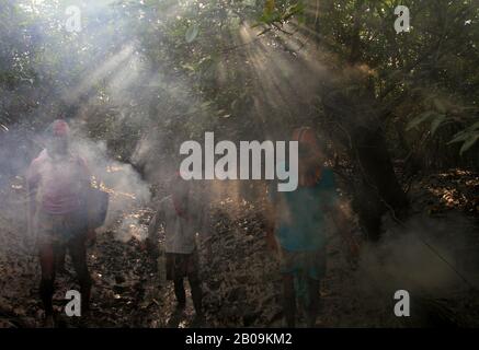 Honigsammler, die vor Ort unter dem Namen Mawals bekannt sind, kehren zurück, nachdem sie erfolgreich Honig gesammelt haben, im Sundarban, Sathkhira, Bangladesch. April 2011. Stockfoto