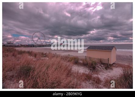 Blick vom Strand auf den Pier von Atlantic City Stockfoto