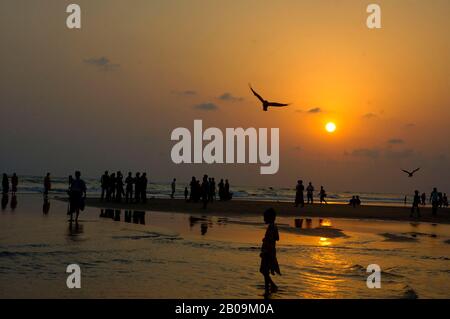 Sonnenuntergang am Strand von Cox's Bazar. Cox's Bazar, die Touristenhauptstadt von Bangladesch. Mit dem längsten (120 km) natürlichen Sandstrand der Welt, der sanft zu den blauen Gewässern der Bucht von Bengalen abfällt. Cox's Bazar, Bangladesch. Juni 2007. Stockfoto